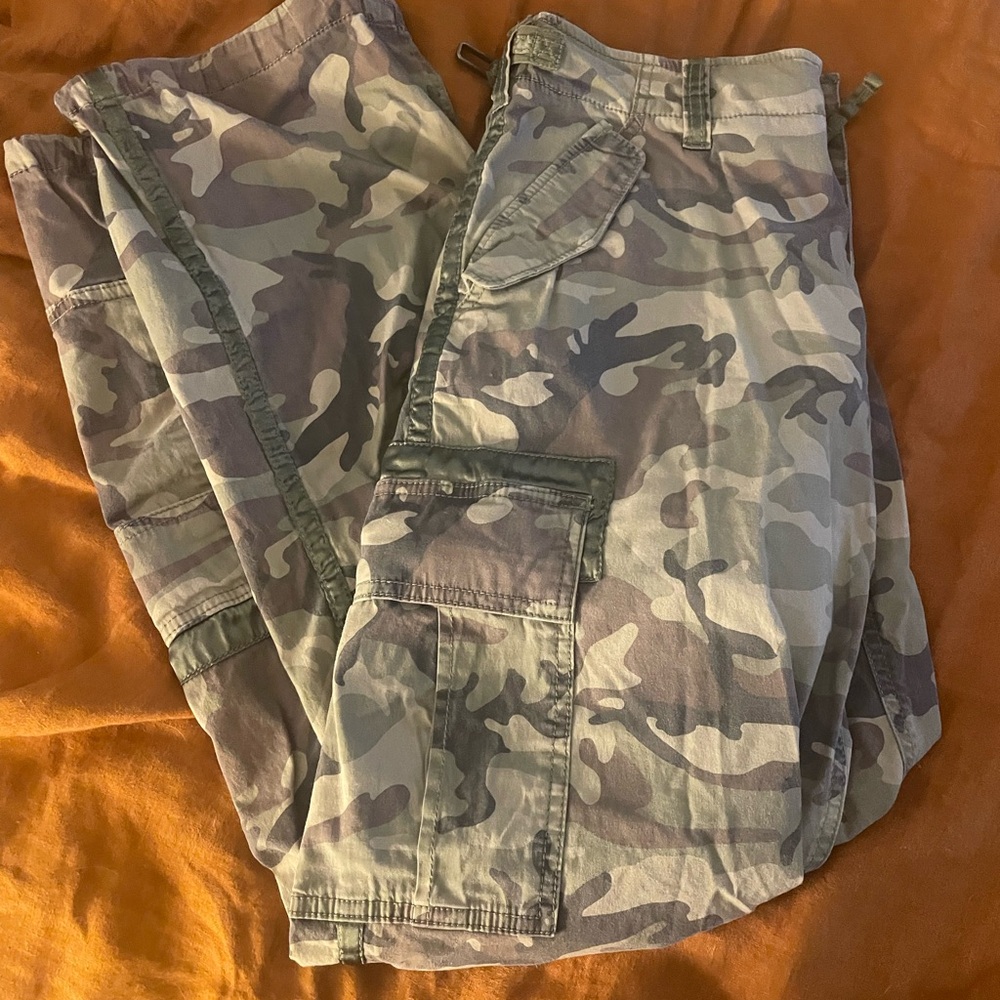 Abercrombie & Fitch womens Green Camo Cargo Pants